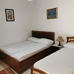 بيت ضيافة Tomor Shehu بيرات
