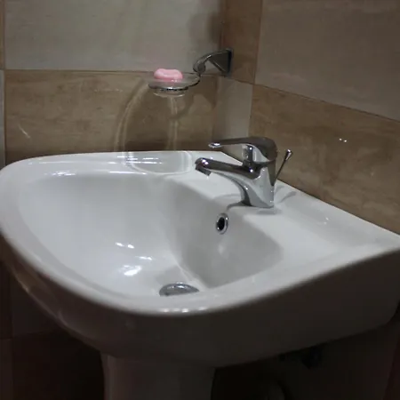 Tomor Shehu Vendégház *