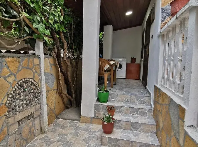 Tomor Shehu Guest house *